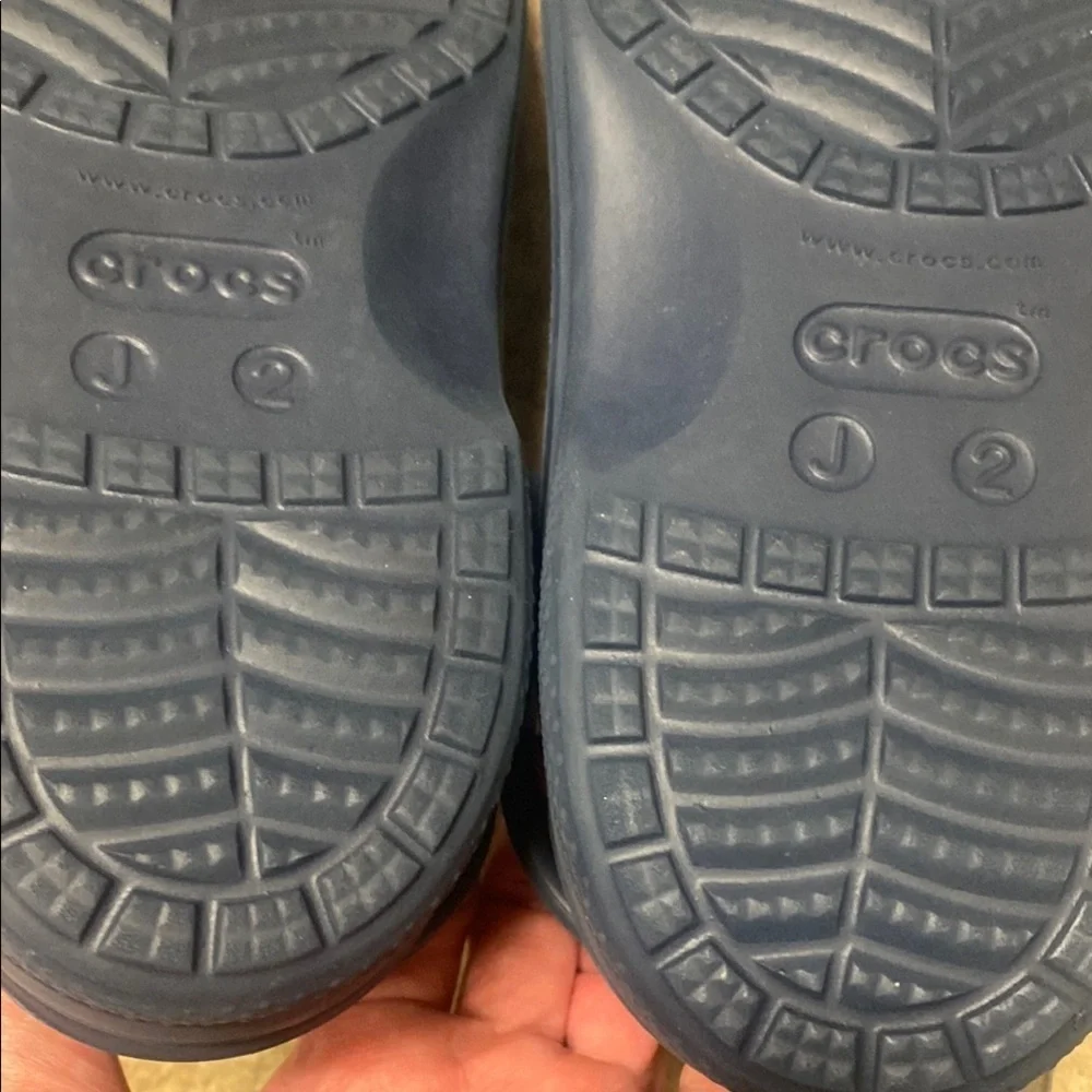 Crocs Kids Size 2 Sherpa Lined with Ventilation and Textured Grip Comfy Fall